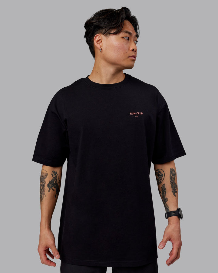 Man wearing Unisex RUN CLUB FLXCotton Tee Oversize - Black-Cayenne
