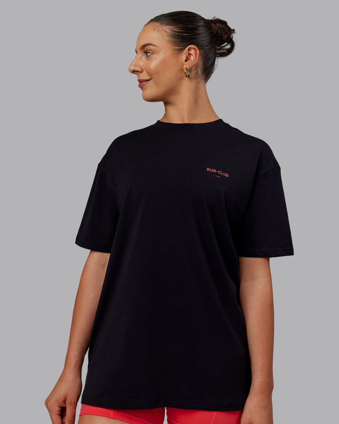 Woman wearing Unisex RUN CLUB FLXCotton Tee Oversize - Black-Cayenne