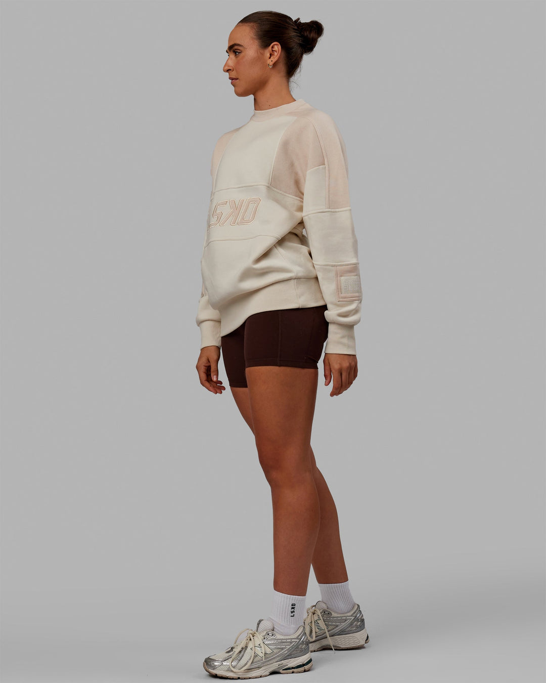 Woman wearing Unisex Slam Sweater Oversize - Bone-Pumice Stone