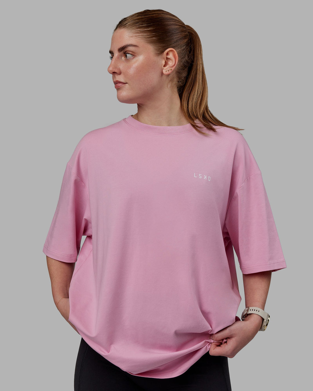 Woman wearing Unisex VS1 FLXCotton Tee Oversize - Bubblegum-White