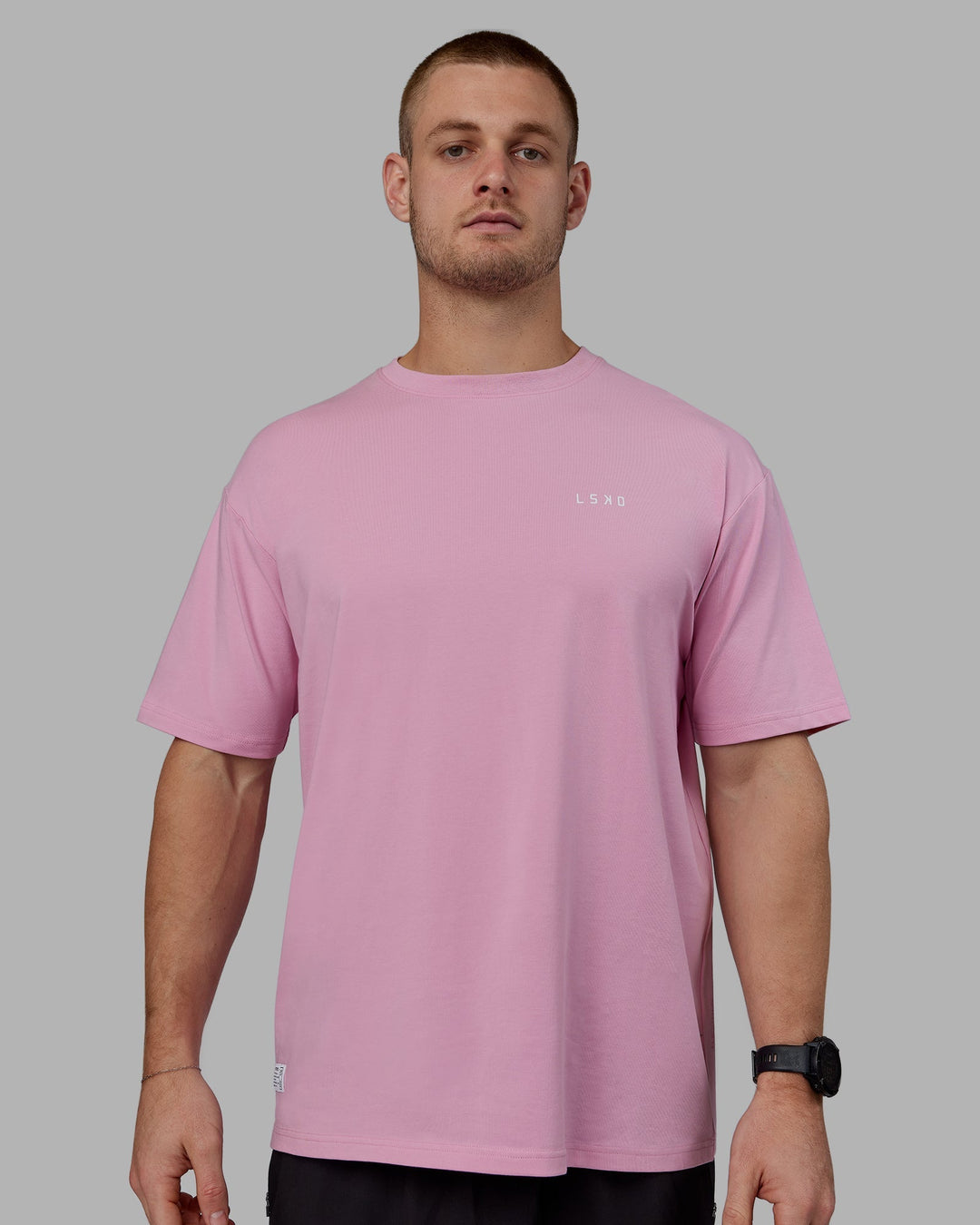 Man wearing Unisex VS1 FLXCotton Tee Oversize - Bubblegum-White