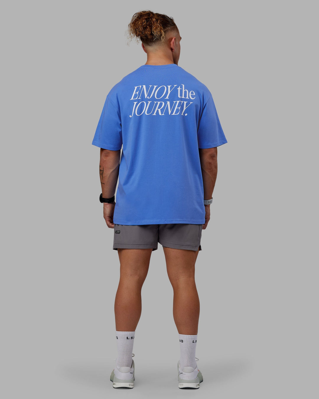 Man wearing Unisex VS1 FLXCotton Tee Oversize - Ultramarine-White