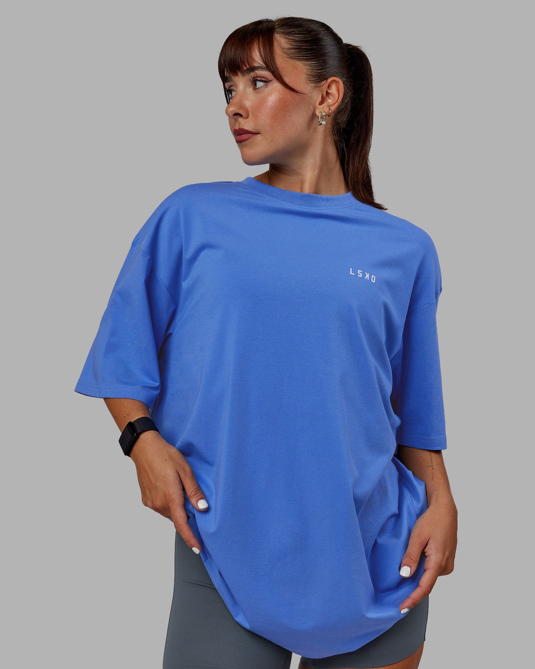 Woman wearing Unisex VS1 FLXCotton Tee Oversize - Ultramarine-White