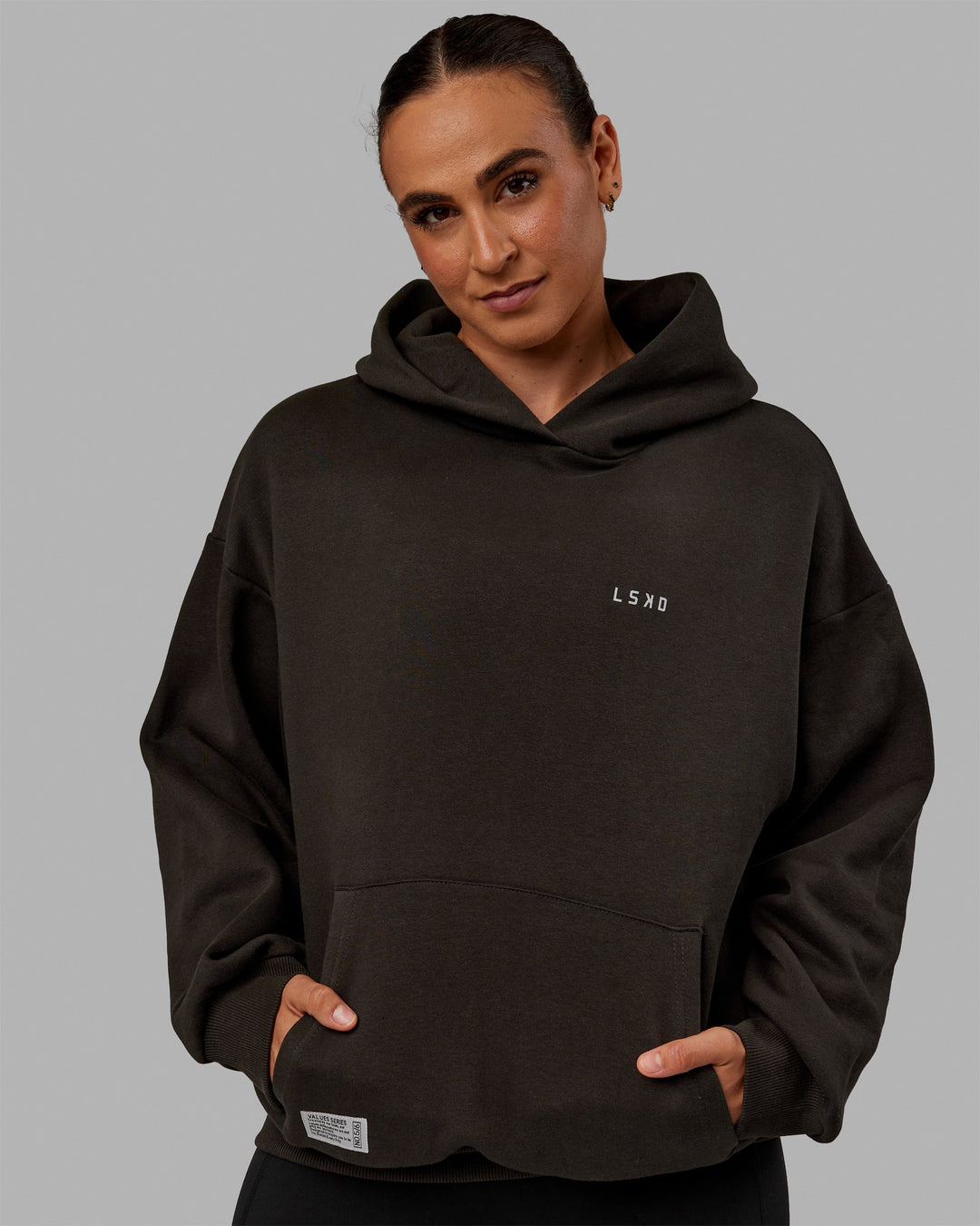 Woman wearing Unisex VS5 Hoodie Oversize - Pirate Black-Circular Grey