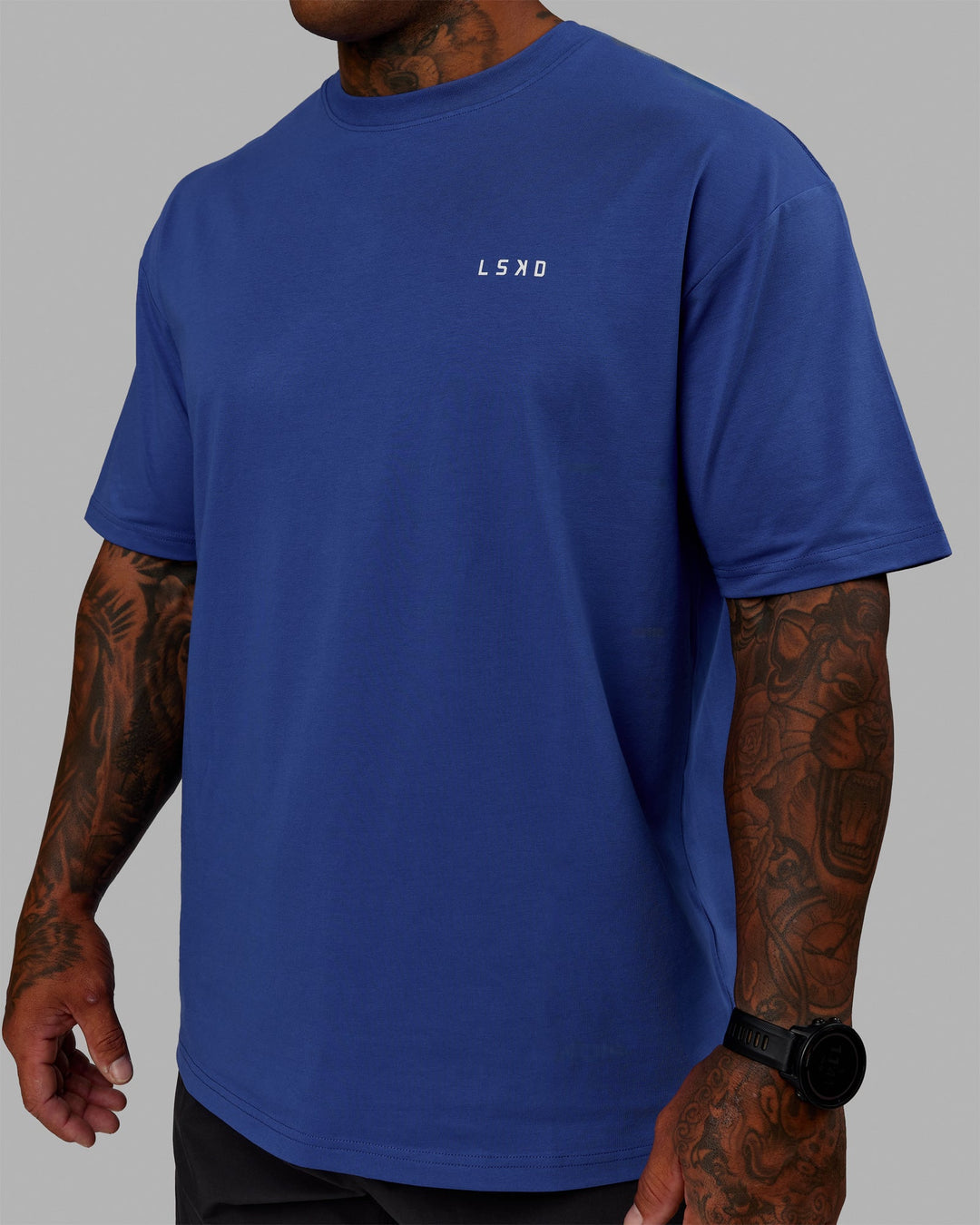 Man wearing Unisex VS6 FLXCotton Tee Oversize - Power Cobalt-White