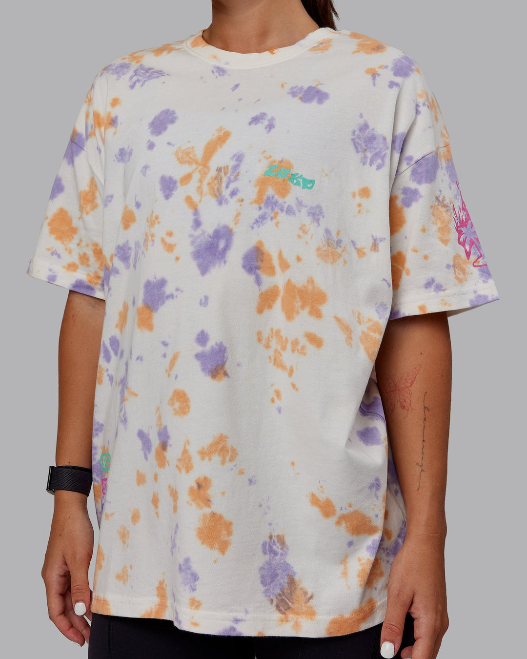 Woman wearing Unisex Washed Huntington 24 Heavyweight Tee Oversize - Tie Dye Tangerine-Dahlia Purple