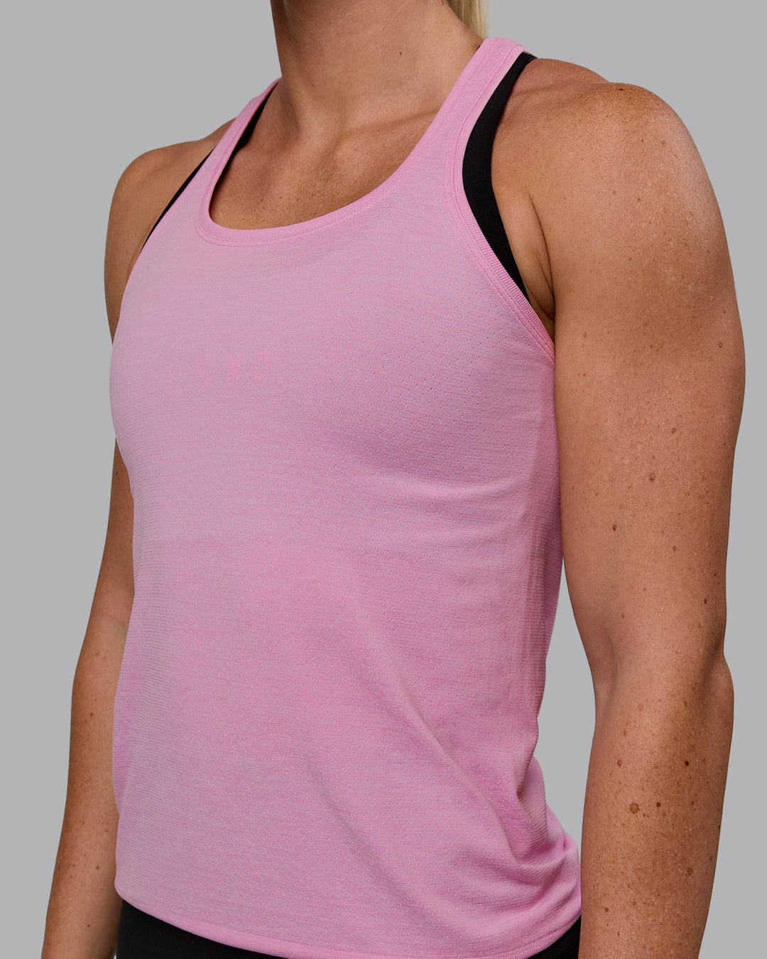 Woman wearing AeroFLX+ Seamless Tank - Pirouette/Bubblegum