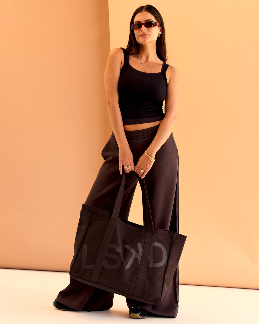Woman wearing CF Move Through Tote - Hot Chocolate | Model:Chloe