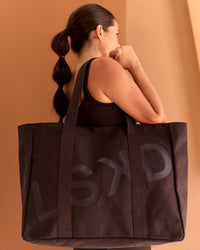 Woman wearing CF Move Through Tote - Hot Chocolate | Model:Chloe