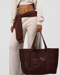 Woman wearing CF Move Through Tote - Hot Chocolate | Model:Jordan
