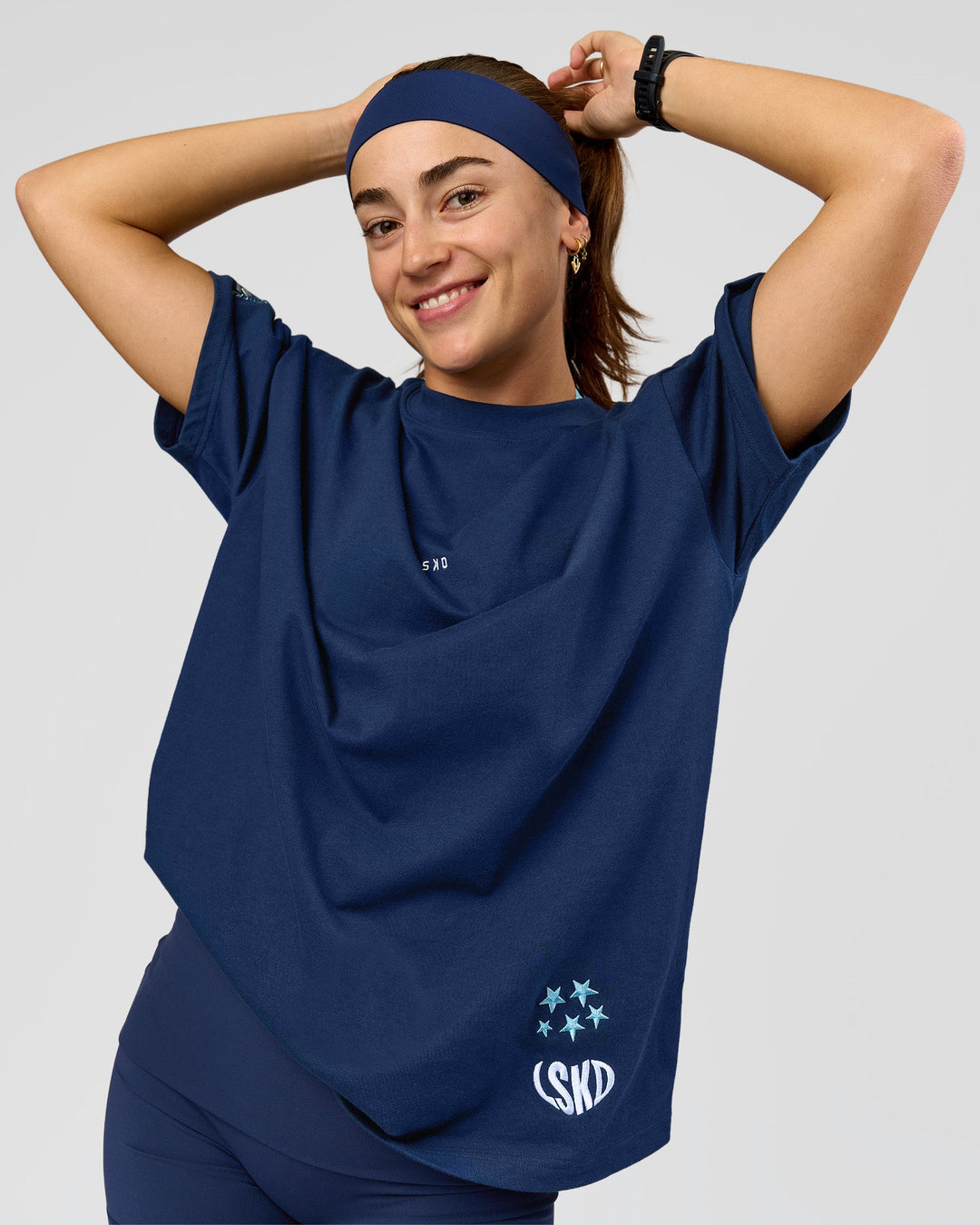 Woman wearing Pace Bonded Headband - Future Navy | Model:Grace 