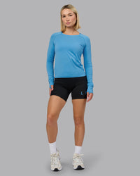 Woman wearing AeroFLX+ Seamless Long Sleeve Tee - Azure Blue Marl | Model:Halle | Size:S