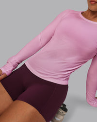 Woman wearing AeroFLX+ Seamless Long Sleeve Tee - Pirouette-Bubblegum | Model:Lyss | Size:S