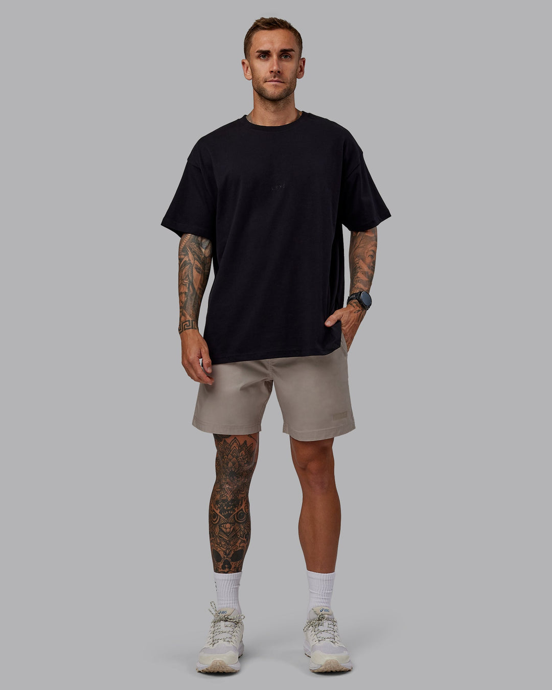 Man wearing Daily 7&quot; Shorts - Shale Beige