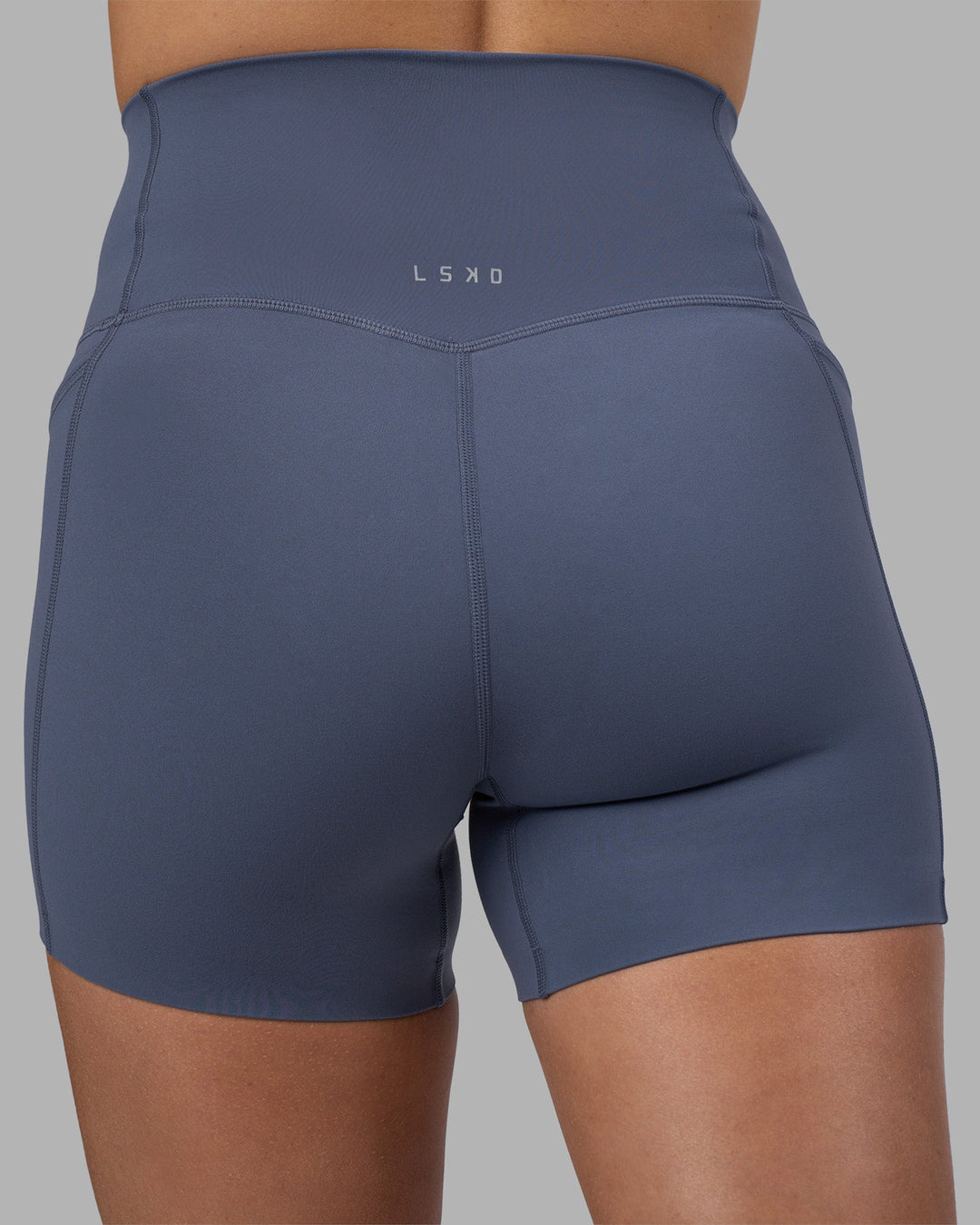 Woman wearing Elixir Ultra High-Rise 4&quot; Short Pockets - Night Shadow | Model:Phoebe | Size:S