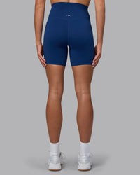 Woman wearing Elixir Ultra High-Rise 6" Short - Midnight Blue | Moddel:Katie | Size:S