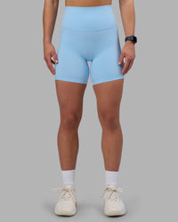 Woman wearing Elixir Ultra High-Rise 6" Short Pockets - Open Air | Model:Keisha | Size:S