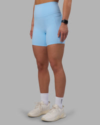Woman wearing Elixir Ultra High-Rise 6" Short Pockets - Open Air | Model:Keisha | Size:S