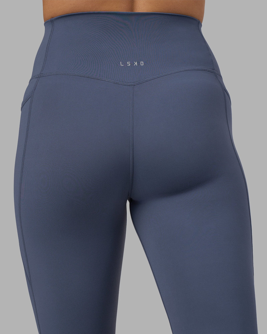 Woman wearing Elixir Ultra High-Rise 7/8 Legging Pockets - Night Shadow | Model:Phoebe | Size:S