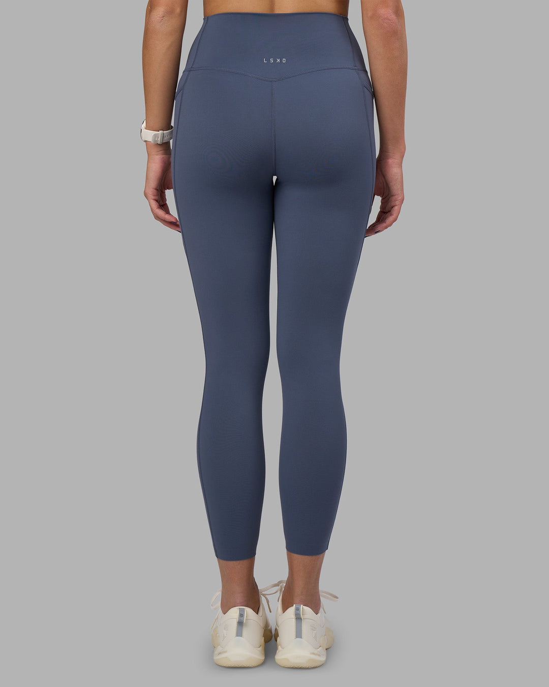 Woman wearing Elixir Ultra High-Rise 7/8 Legging Pockets - Night Shadow | Model:Phoebe | Size:S