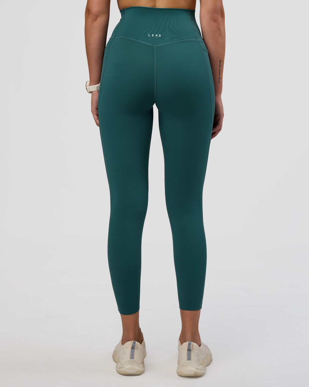 Woman wearing Elixir Ultra High-Rise 7/8 Legging Pockets - Transformative Teal | Model:Myrte | Size:S - view 4