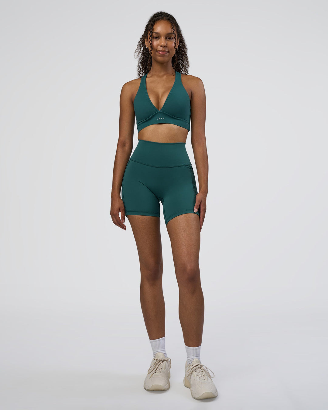 Woman wearing Fusion High-Rise 6" Short Pockets - Transformative Teal | Model:Jordan | Size:S