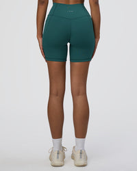 Woman wearing Fusion High-Rise 6" Short Pockets - Transformative Teal | Model:Jordan | Size:S
