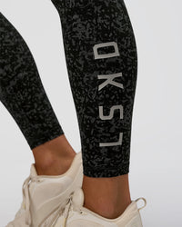 Woman wearing Fusion Icon Ultra High-Rise Full Length Legging Pockets - Energy Print Black-Reflective | Model:Amity | Size:S