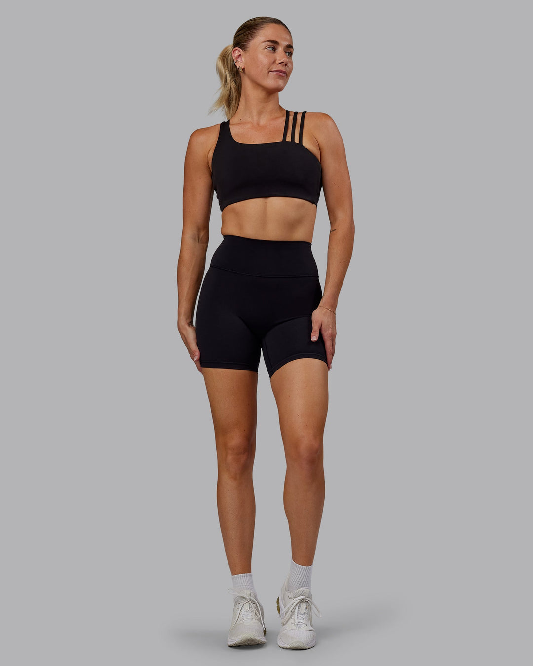 Woman wearing Fusion Mid Short Tights - Black No Pockets