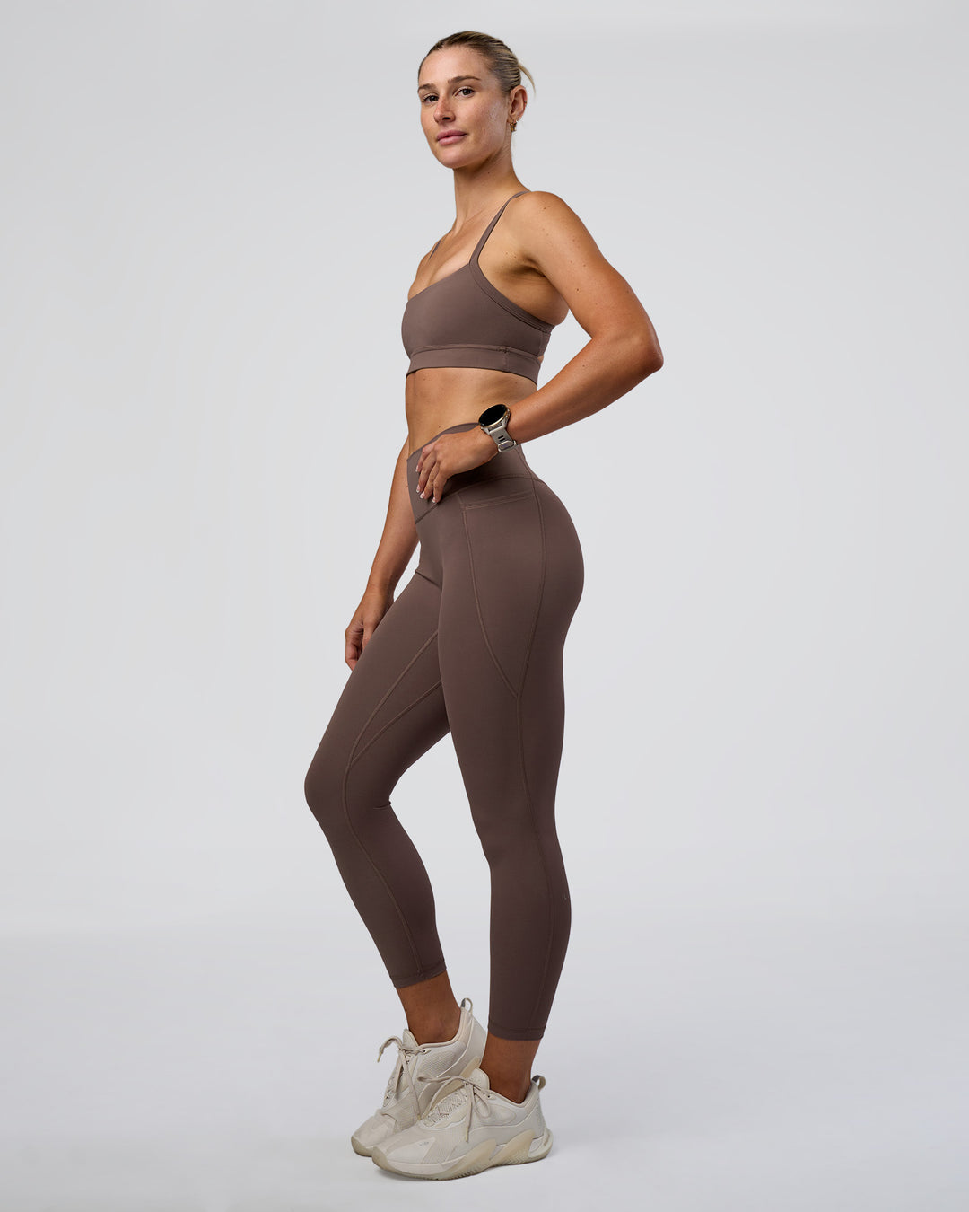 Woman wearing Fusion Ultra High-Rise 7/8 Legging Pockets - Peppercorn | Model:Emelia | Size:S