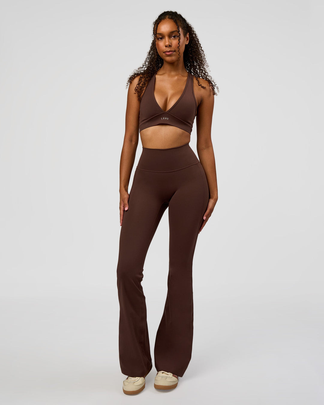 Woman wearing Woman wearing Fusion V-Contour High-Rise Flared Legging Pockets - Hot Chocolate | Model:Jordan | Size:S