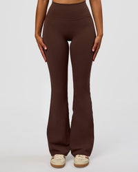 Woman wearing Woman wearing Fusion V-Contour High-Rise Flared Legging Pockets - Hot Chocolate | Model:Jordan | Size:S