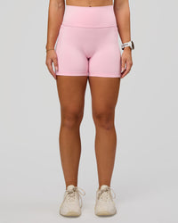 Woman wearing Fusion V-Contour Ultra High-Rise 4” Short Pockets - Marshmallow | Model:Summer | Size:S