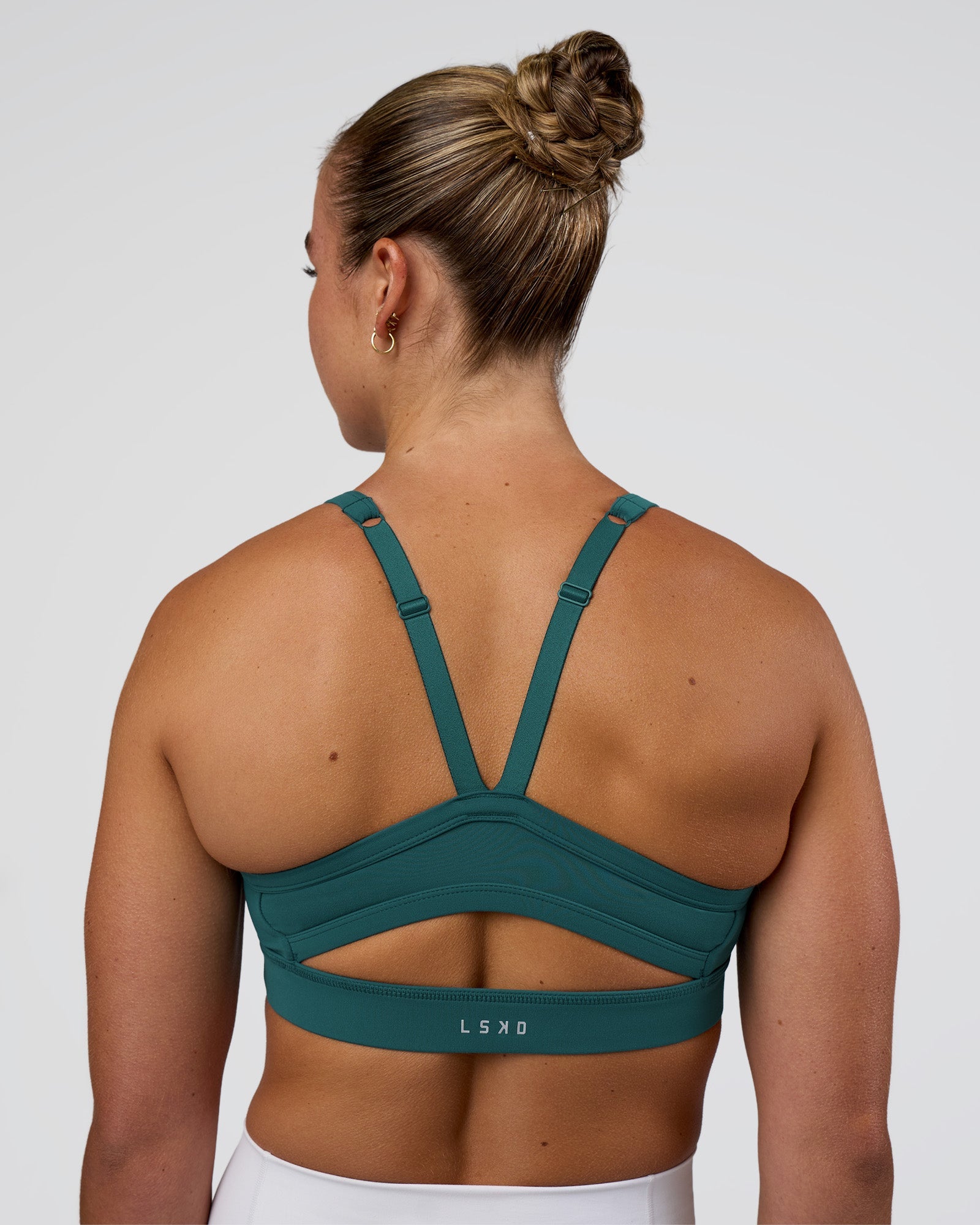 Woman wearing Momentum Sports Bra - Transformative Teal | Model:Sav | Size:S