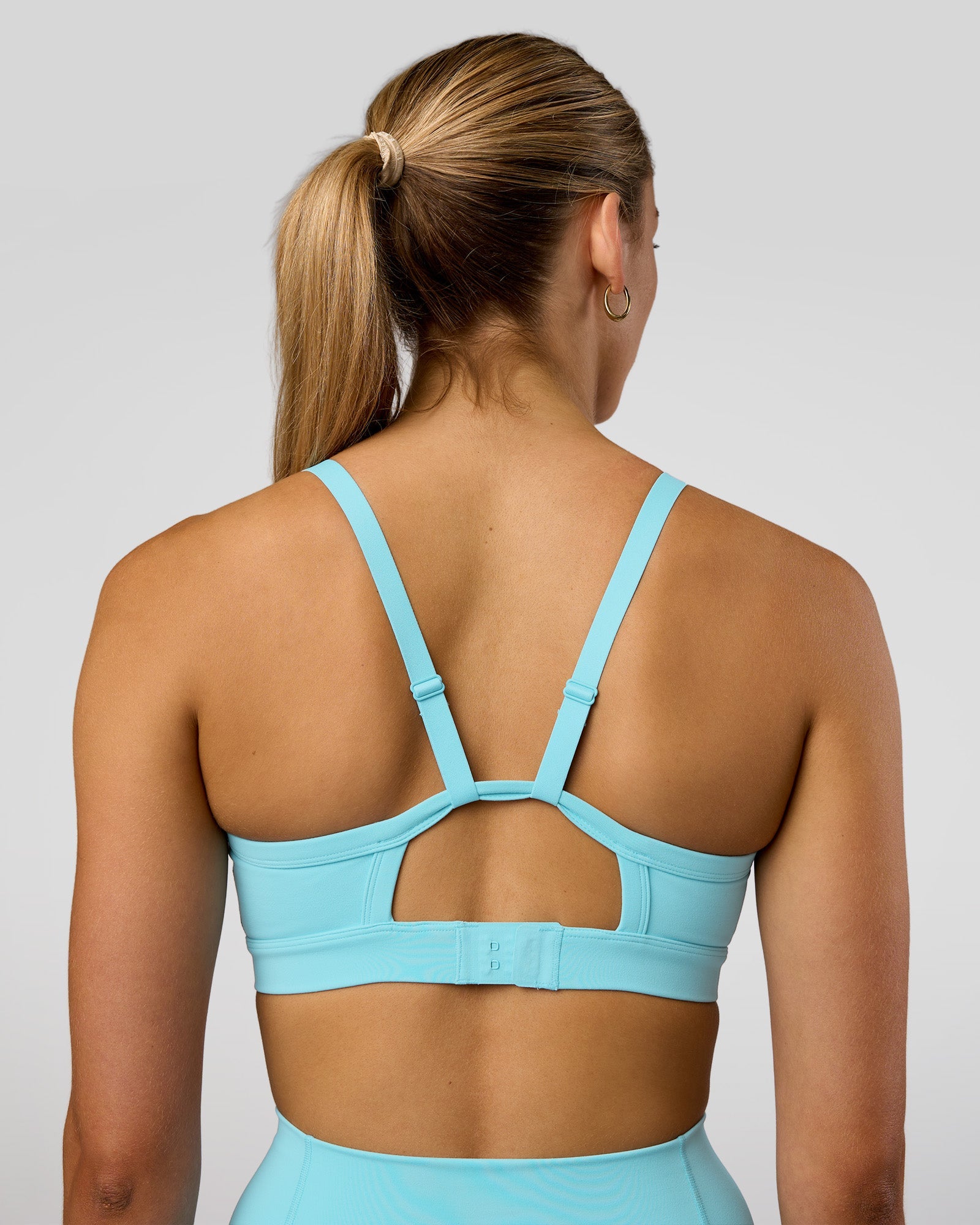 Woman wearing Rapid Sports Bra - Baltic Sea | Model:Evie | Size:S