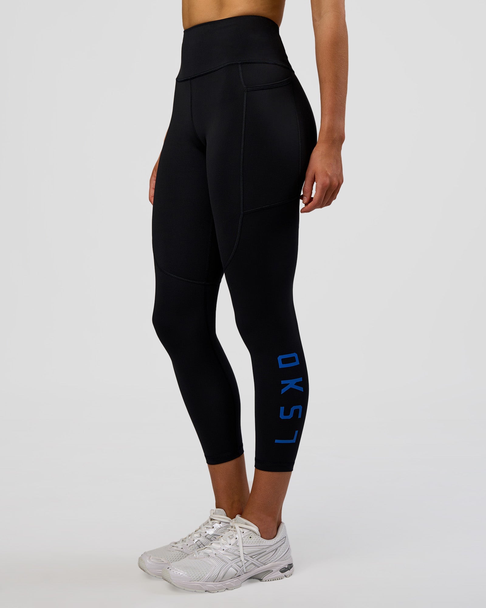Woman wearing Rep Ultra High-Rise 7/8 Legging Pockets - Black-Electric Indigo | Model:Evie | Size:S