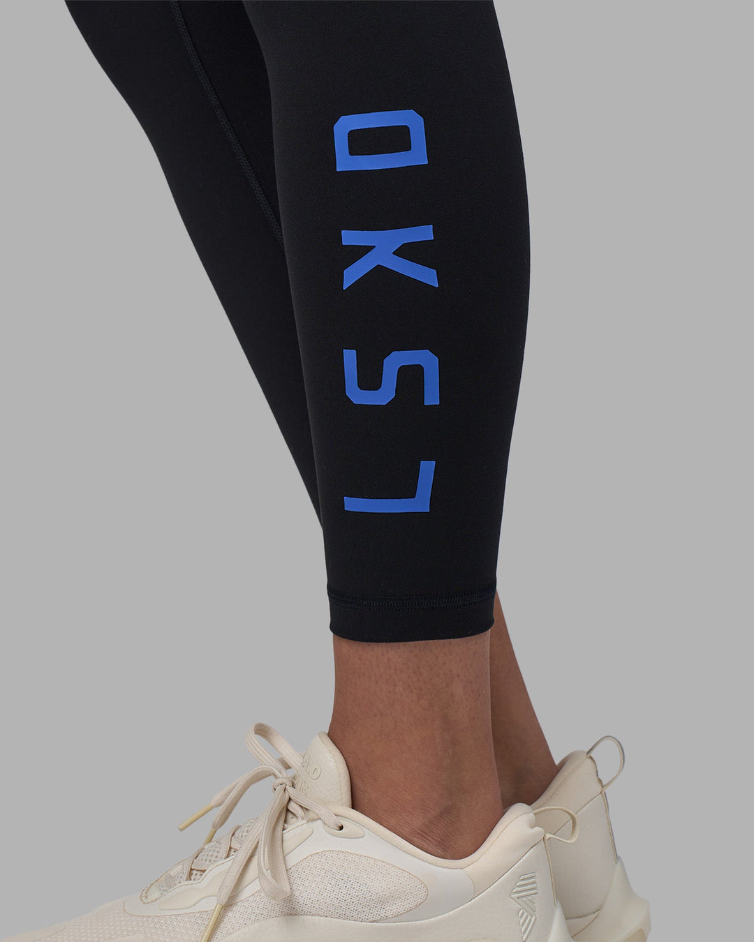 Woman wearing Rep Ultra High-Rise 7/8 Legging Pockets - Black-Power Cobalt | Model:Rhiley | Size:S