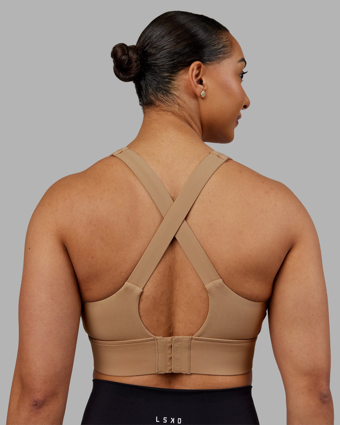 Woman wearing Sculpt Sports Bra - Warm Smoke| Model:Ayla | Size:S