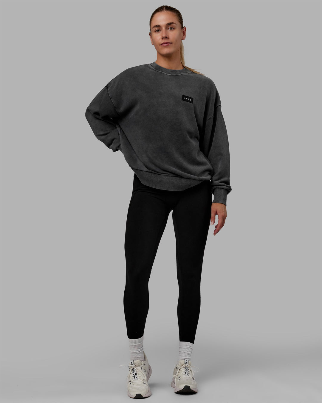 Woman wearing Unisex Washed Segmented Sweater Oversize - Black