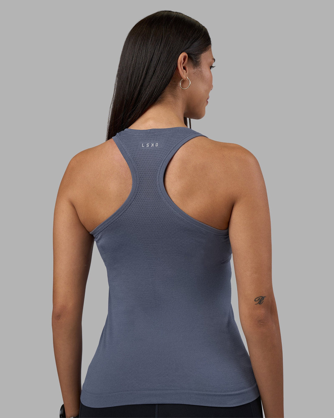 Woman wearing AeroFLX+ Seamless Tank - Night Shadow/Night Shadow | Model:Rhiley | Size:S