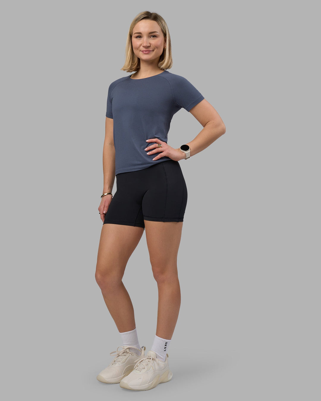 Woman wearing AeroFLX+ Seamless Tee - Night Shadow/Night Shadow | Model:Halle | Size:S