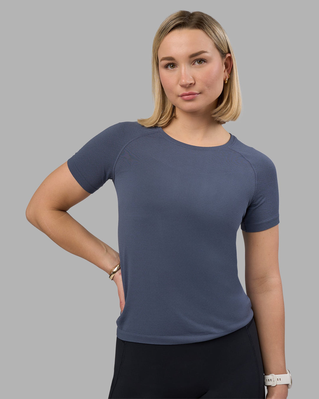 Woman wearing AeroFLX+ Seamless Tee - Night Shadow/Night Shadow | Model:Halle | Size:S