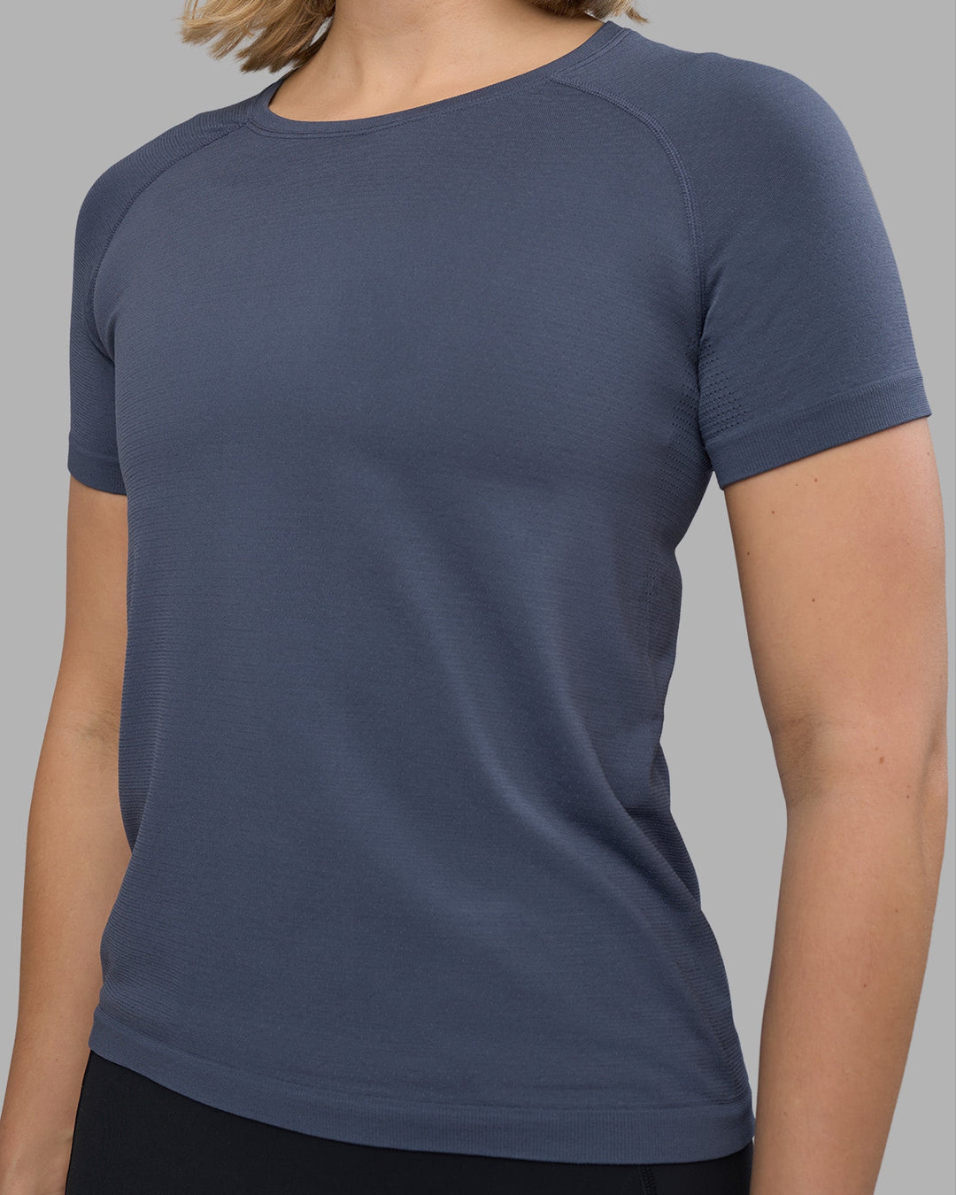 Woman wearing AeroFLX+ Seamless Tee - Night Shadow/Night Shadow | Model:Halle | Size:S