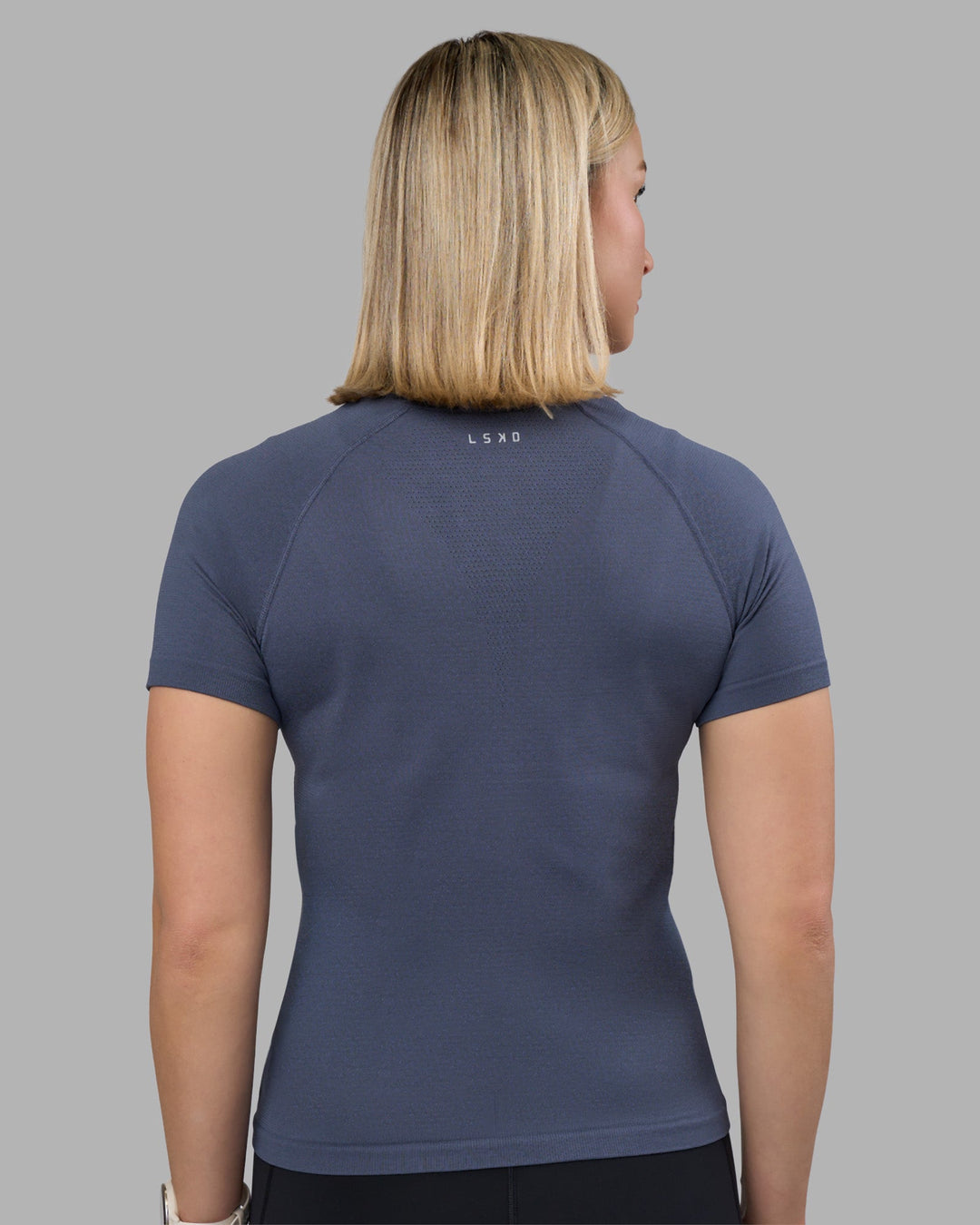 Woman wearing AeroFLX+ Seamless Tee - Night Shadow/Night Shadow | Model:Halle | Size:S