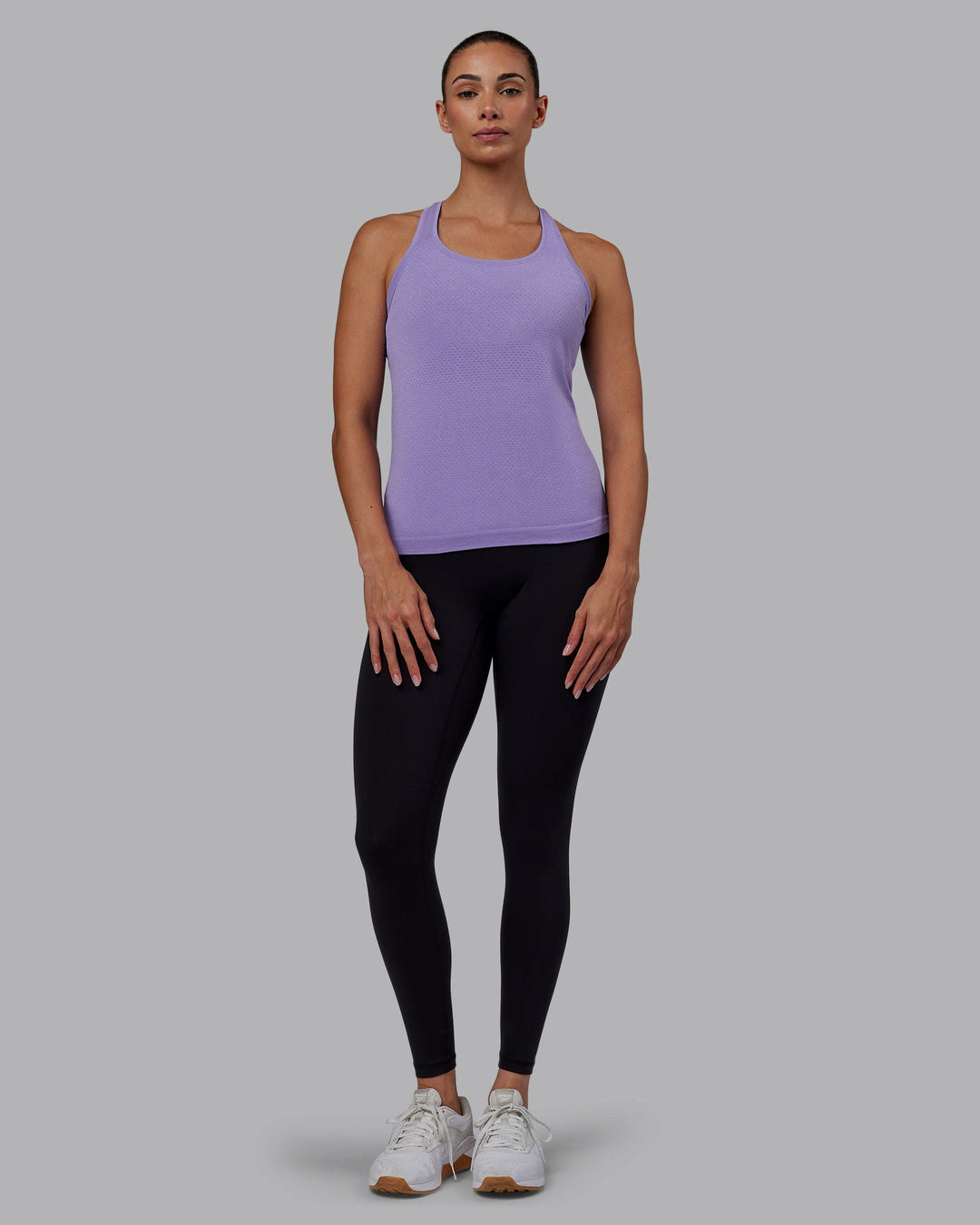 Woman wearing AeroFLX+ Seamless Tank - Dahlia Purple Marl