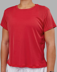 Woman wearing Pace Running Tee 2.0 - Scarlet | Model:Keisha | Size:S