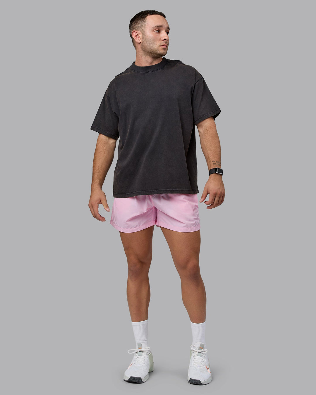 Man wearing Classic 5" Shorts - Pale Pink