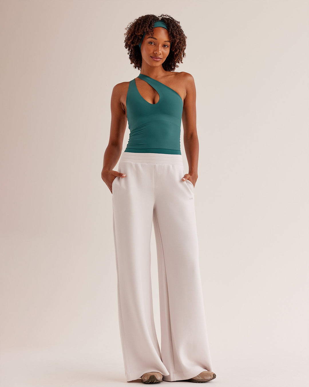 Woman wearing Bend &amp; FLX Plunge Tank - Transformative Teal | Model:Tomi | Size:XS