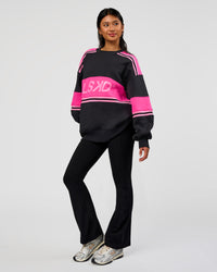 Woman wearing A-Team Sweater Oversize - Caviar-Ultra Pink-Candy Pink | Model:Loren | Size:XS