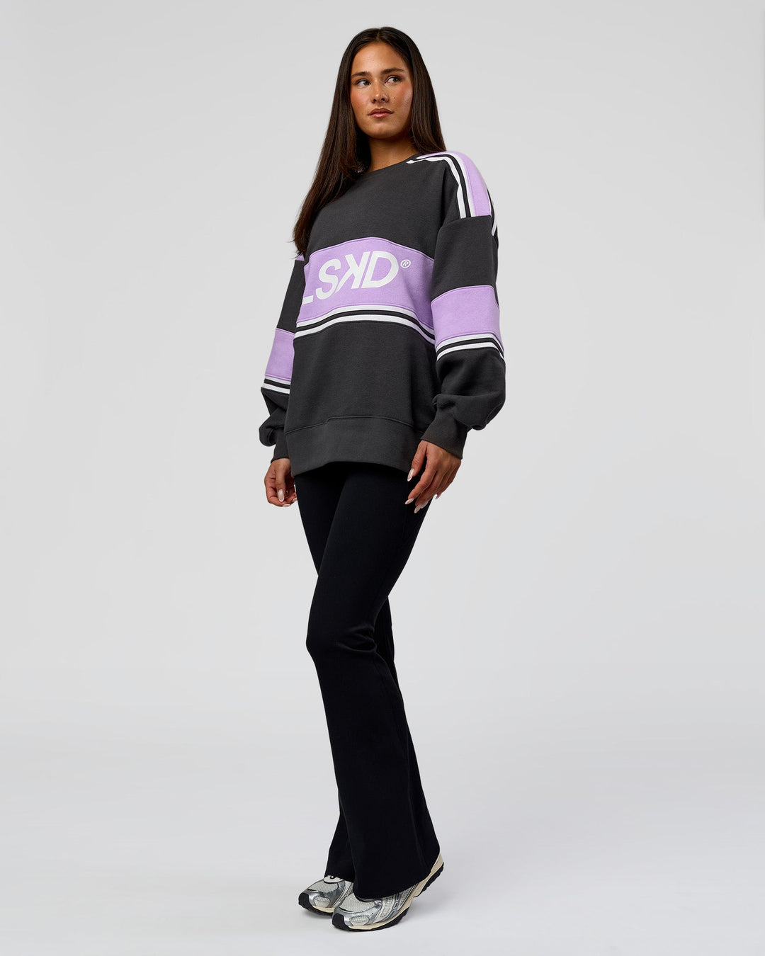 Woman wearing A-Team Sweater Oversize in Dark Storm-Pale Lilac | Model:Bianca | Size:XS